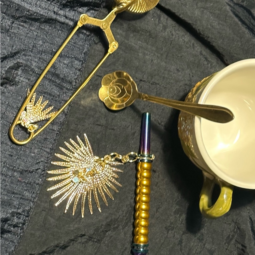 Gold Charms Tea Strainer Set